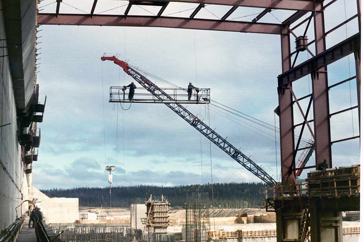 Crane crew at work during Kettle Generating Station’s construction.